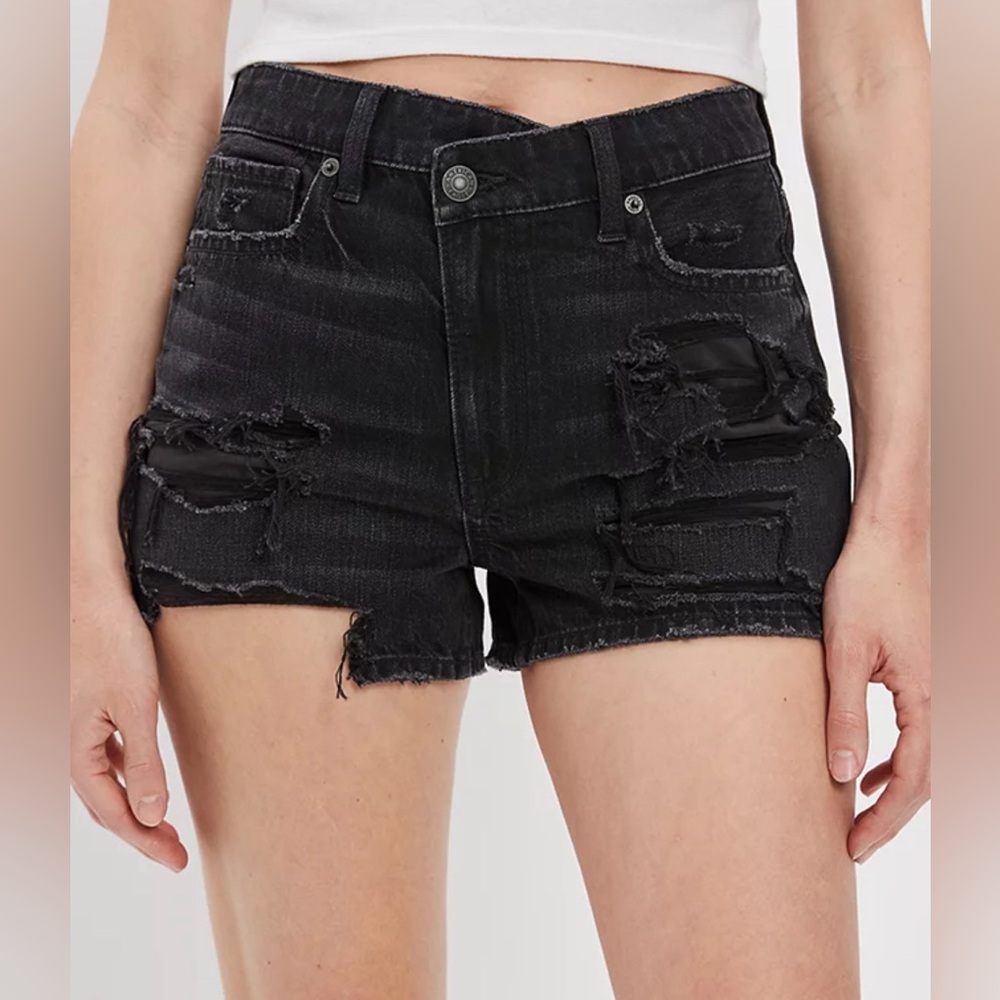 American Eagle Crossover Mom Shorts Y2K Grunge Black Denim Raw Hem Size 8 NWT